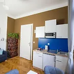 Bed & Breakfast Teslova 3*