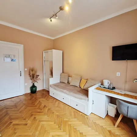 Bed and breakfast Teslova 3*