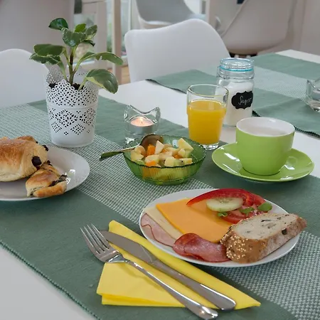 Teslova Bed and Breakfast 3*