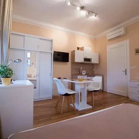 Alojamento de Acomodação e Pequeno-almoço Teslova 3*