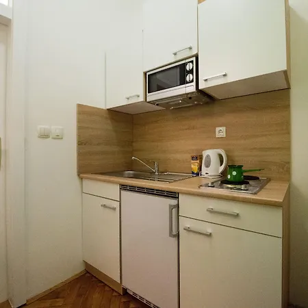 Teslova 3* Lublana