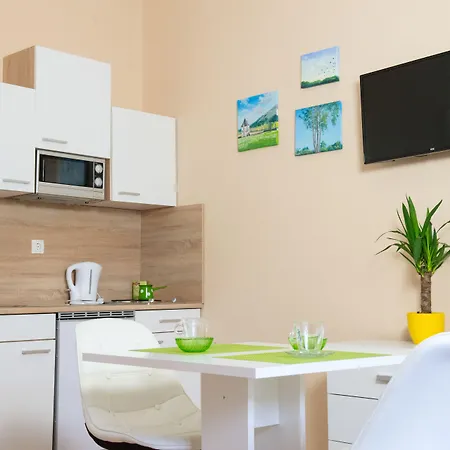 Teslova Bed & Breakfast 3*