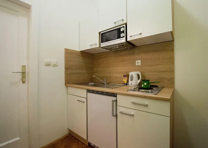 Teslova 3* Ljubljana