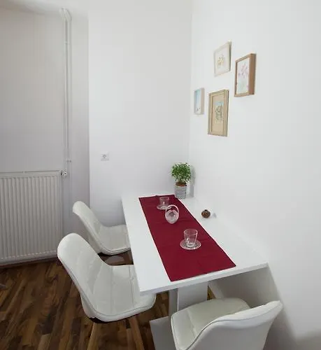 Teslova Bed & Breakfast 3*