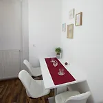 Teslova Nočitev z zajtrkom 3*
