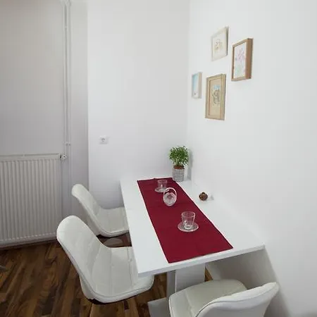 Teslova Bed & Breakfast 3*