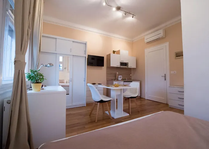 Bed & Breakfast Teslova 3*